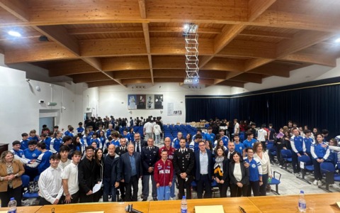 Bullismo, il Liceo Alberti ospita le Fiamme Oro