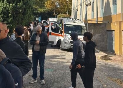 Forte odore provoca evacuazione all’istituto Pacifici e De Magistris