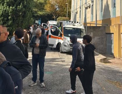 Forte odore provoca evacuazione all’istituto Pacifici e De Magistris