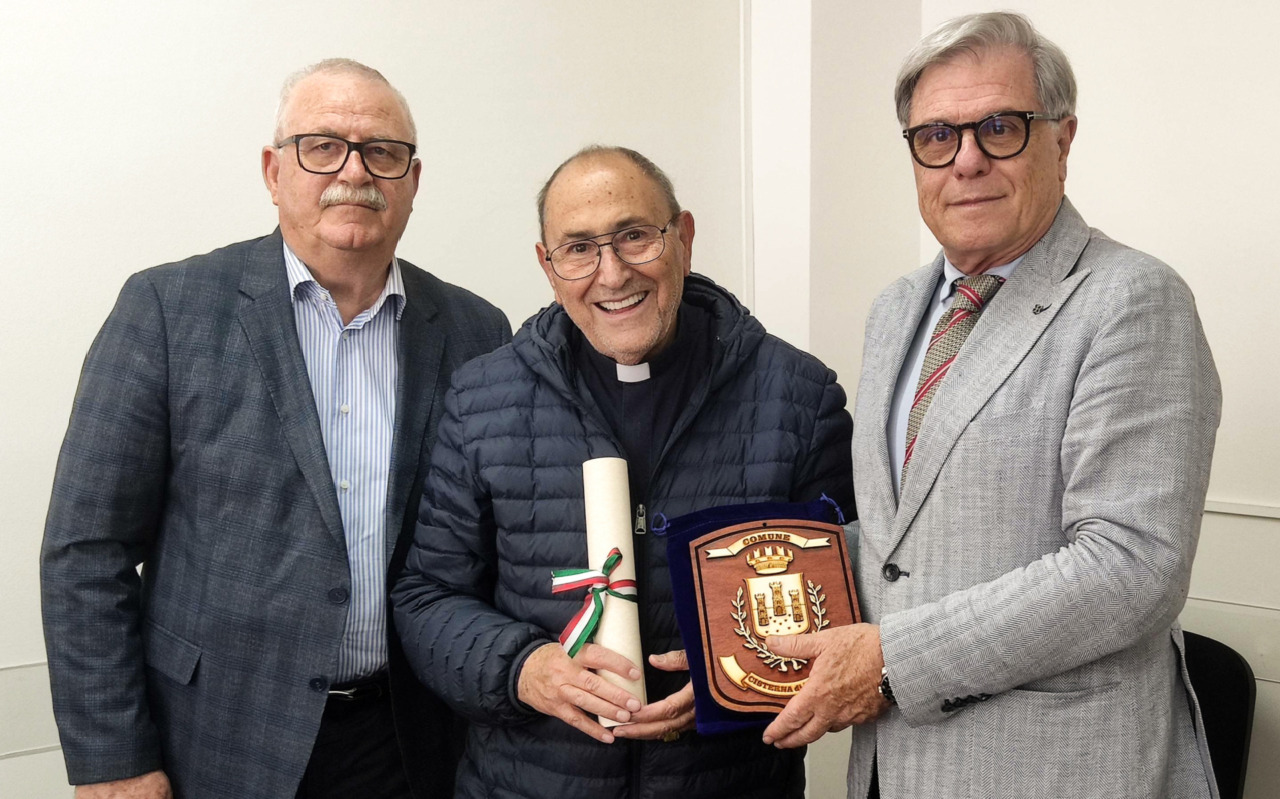 Il sindaco di Cisterna saluta don Patrizio, nuovo parroco di Cristo Re