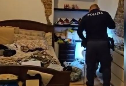 Scoperto un laboratorio della droga: arrestato un albanese con armi e denaro