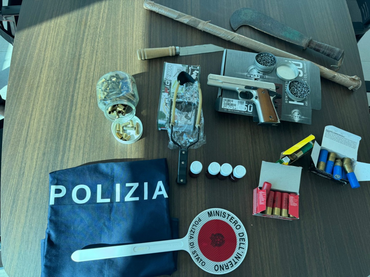 Uomo denunciato per possesso di armi e munizioni