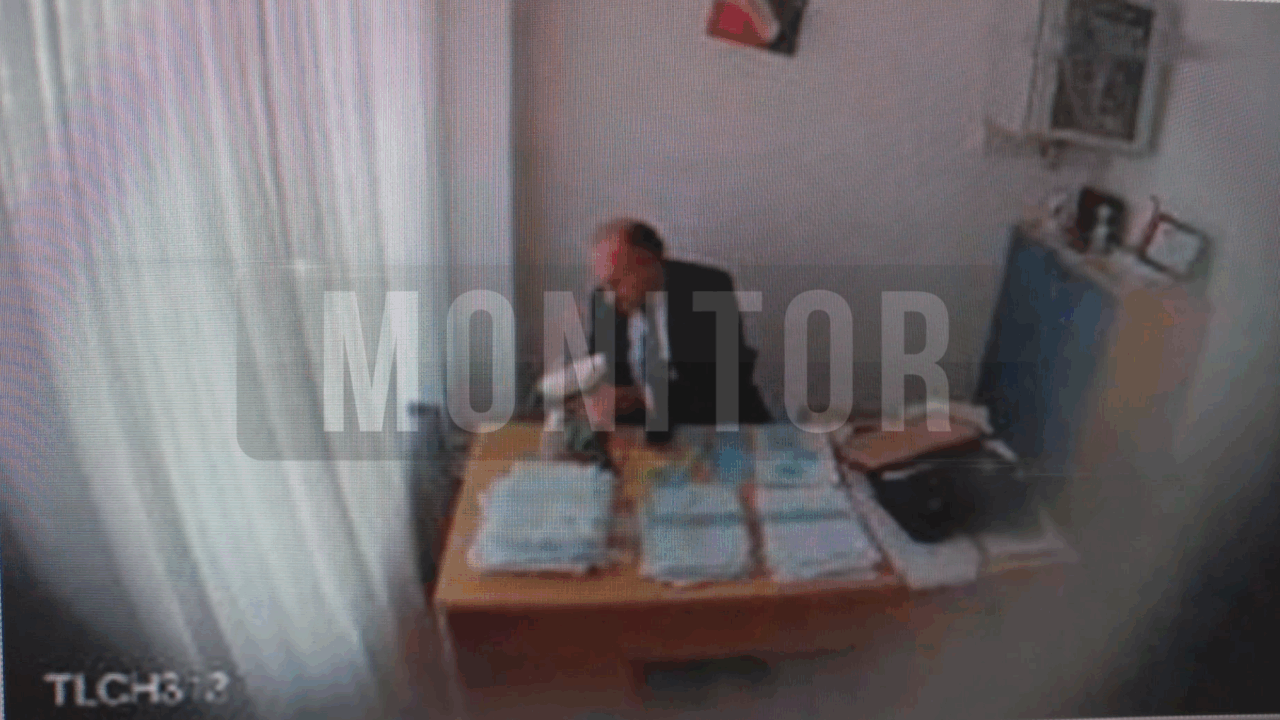 Arresto di Enrico Tiero: Monitor trasmette immagini inedite del politico che danneggia la telecamera