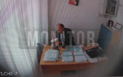 Arresto di Enrico Tiero: Monitor trasmette immagini inedite del politico che danneggia la telecamera