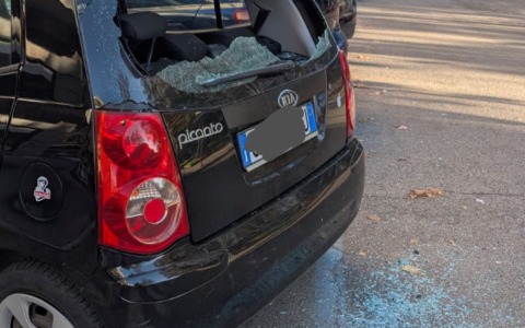 Danneggiata un’auto all’alba in via Don Morosini