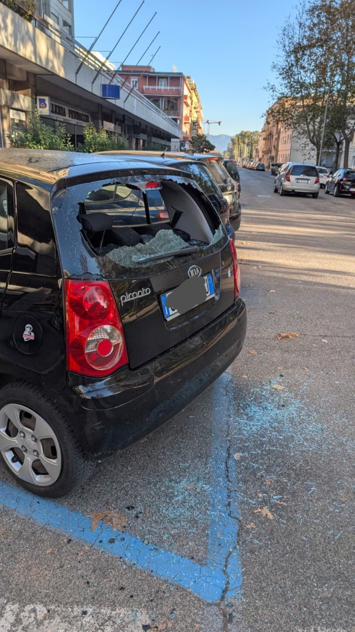 Danneggiata un’auto all’alba in via Don Morosini