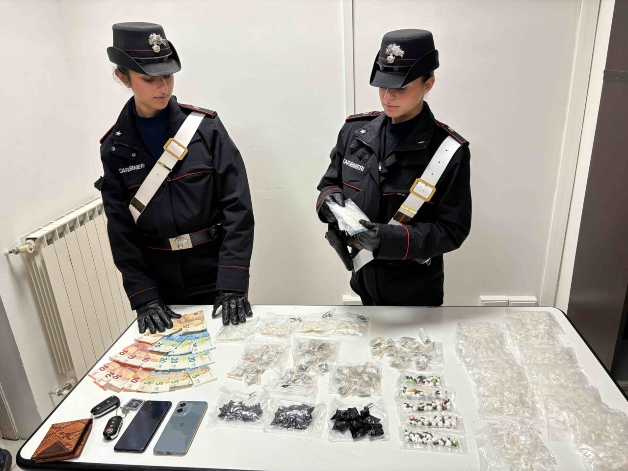Due arrestati dopo un tentativo di disfarsi di un pacco durante una videochiamata