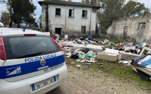 Giovane multato per abbandono di rifiuti in periferia, rischia sospensione patente