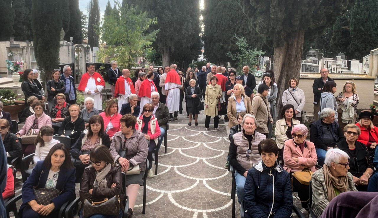Grande partecipazione alla Messa per i defunti nella chiesa restaurata del cimitero