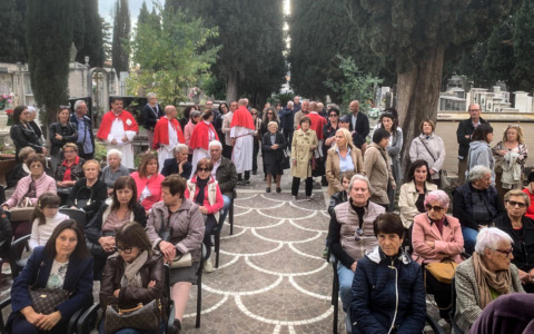Grande partecipazione alla Messa per i defunti nella chiesa restaurata del cimitero