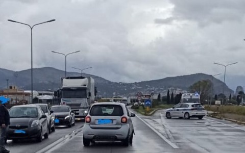 Grave incidente stradale coinvolge un motociclista