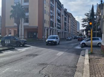 Il semaforo spento da un mese all’incrocio tra via San Carlo da Sezze, viale Giulio Cesare e via Scipione l’Africano provoca proteste