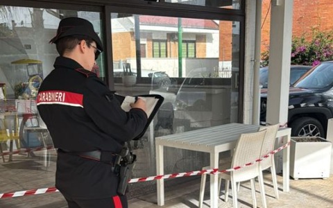 Incendio devasta tavolo di un bar