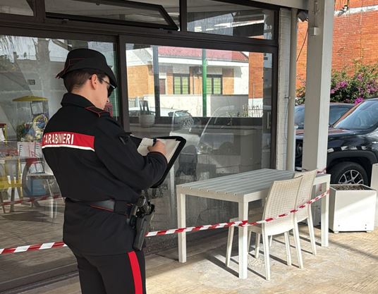 Incendio devasta tavolo di un bar