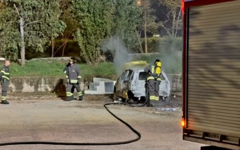 Incendio di un’auto in viale Nervi a Latina