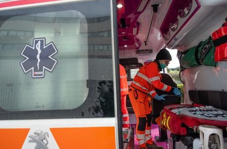Incidente tra auto e moto: ferito il centauro
