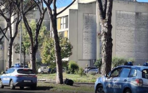 Nuovo attacco incendiario alle case “Arlecchino”: molotov nell’androne dei Bevilacqua