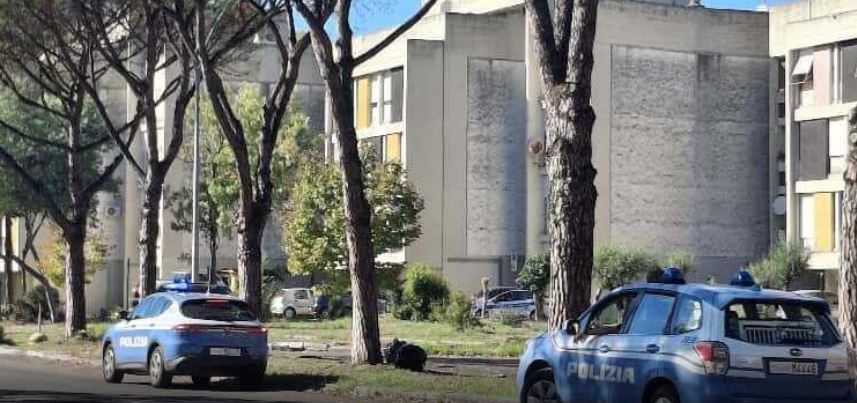 Nuovo attacco incendiario alle case “Arlecchino”: molotov nell’androne dei Bevilacqua