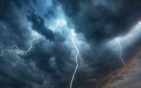 Prosegue l’allerta gialla per maltempo: piogge e neve a bassa quota