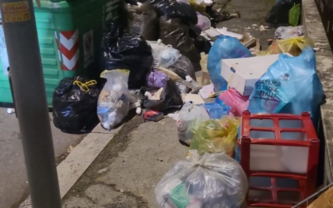 Rifiuti abbandonati, cresce la protesta dei cittadini