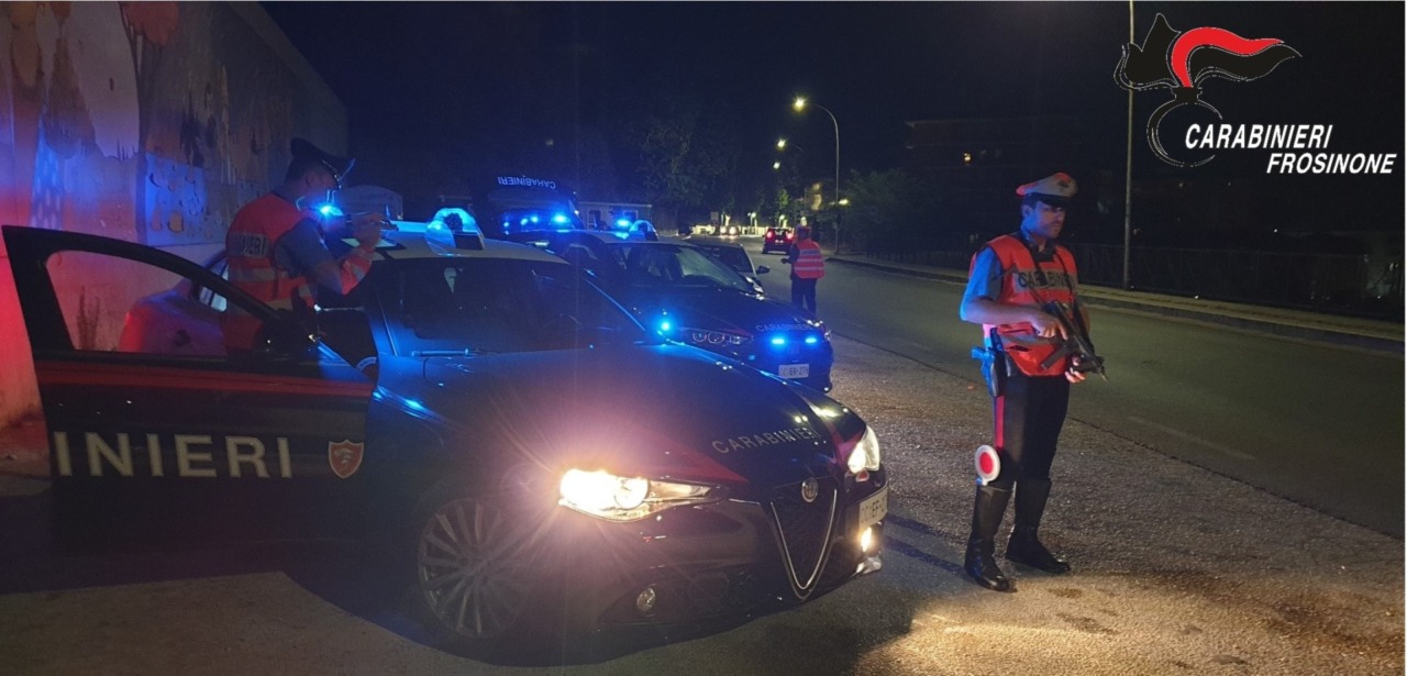 Rubato un camion con gru, il conducente fugge a piedi dopo aver eluso l’alt