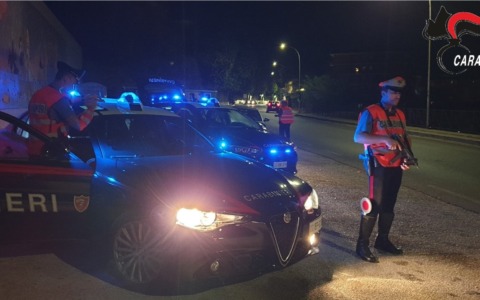 Rubato un camion con gru, il conducente fugge a piedi dopo aver eluso l’alt