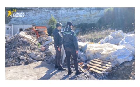Scoperta e sequestro di una discarica abusiva con tonnellate di rifiuti speciali