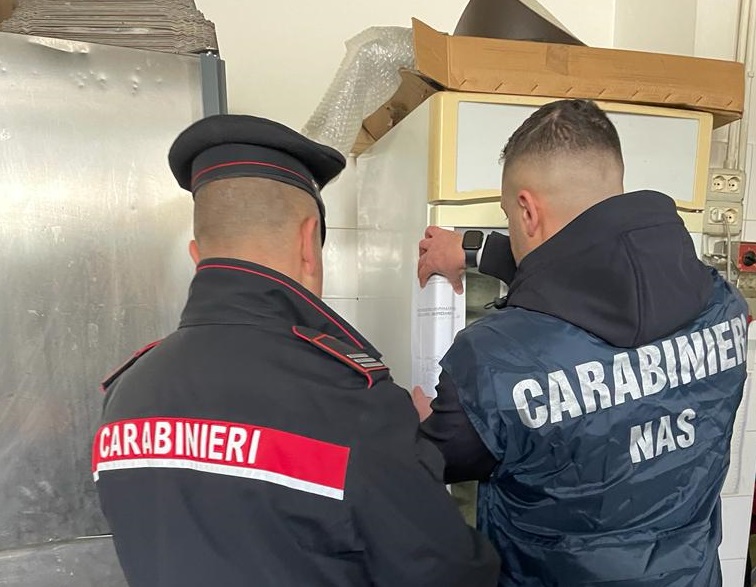 Sospesi ristoranti e bar per irregolarità, sequestrati 80 kg di alimenti