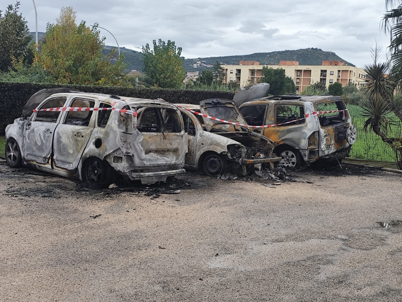 Tre auto distrutte da un incendio nel condominio Cepla: indagini in corso