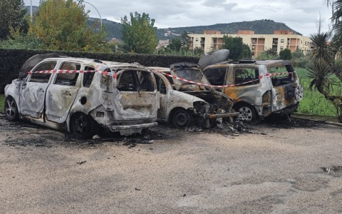 Tre auto distrutte da un incendio nel condominio Cepla: indagini in corso