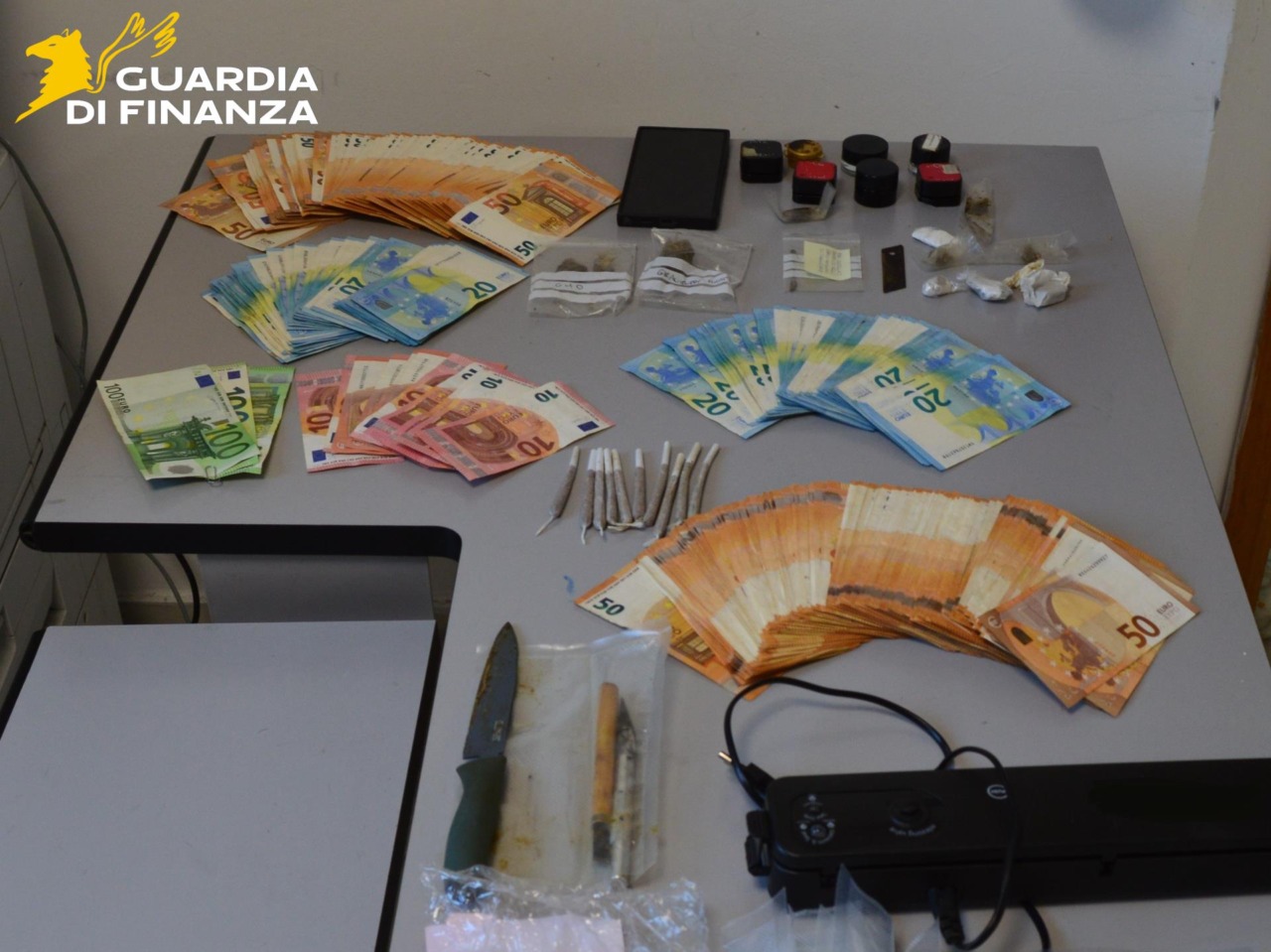 Un 25enne denunciato per spaccio di droga e possesso di contante nella villa comunale