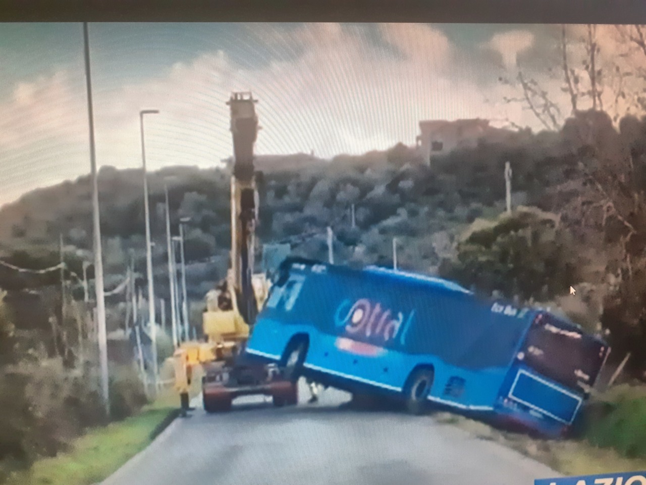Un pullman del Cotral finisce in un fossato, conducente illeso