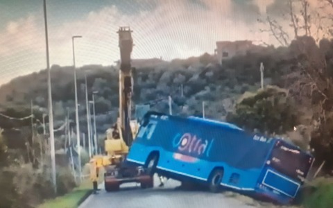 Un pullman del Cotral finisce in un fossato, conducente illeso
