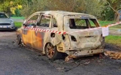 Un ristoratore coinvolto nell’incendio dell’auto distrutta in viale Kennedy