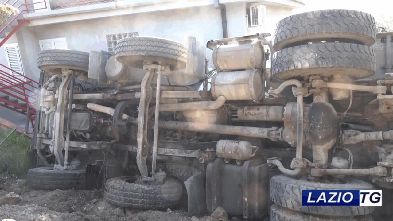 Una betoniera cade nel giardino di un’abitazione a Formia