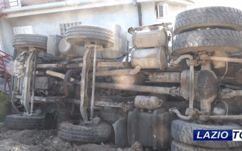 Una betoniera cade nel giardino di un’abitazione a Formia