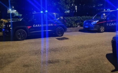 Uomo indiano accoltellato trovato senza vita, indagini in corso