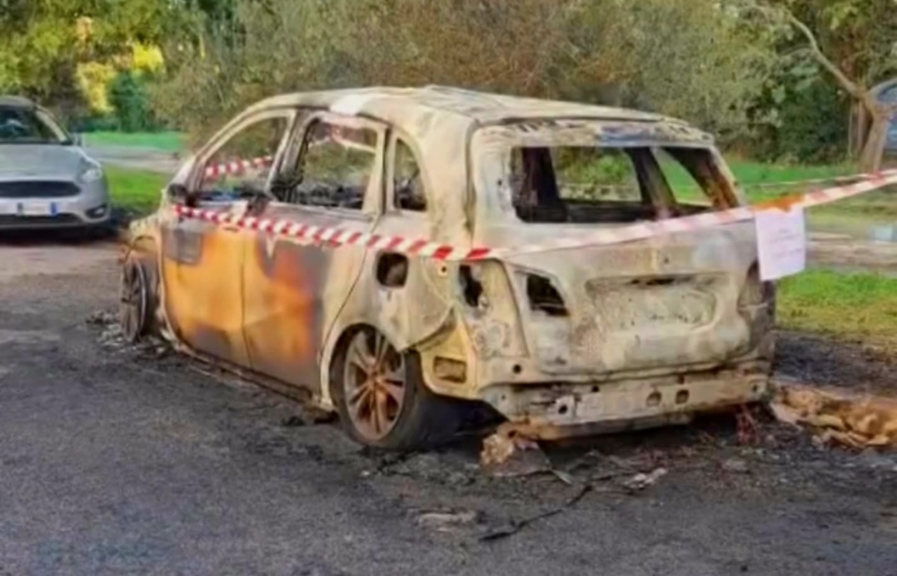 Viale Kennedy: auto distrutta dalle fiamme durante la notte