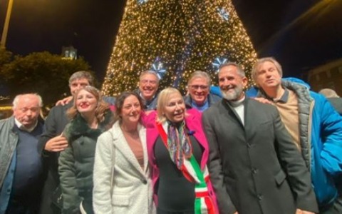 Accensione dell’albero di Natale: il Sindaco annuncia feste straordinarie