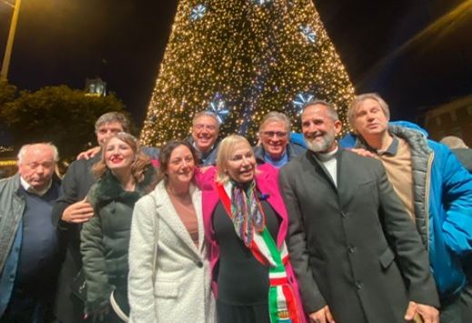 Accensione dell’albero di Natale: il Sindaco annuncia feste straordinarie