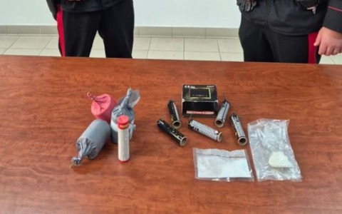 Arrestato un 18enne per cocaina e bombe carta