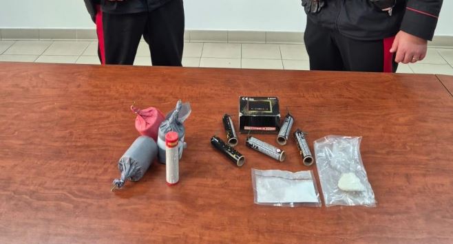 Arrestato un 18enne per cocaina e bombe carta