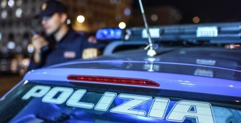 Attentato esplosivo devasta l’ingresso di un’abitazione