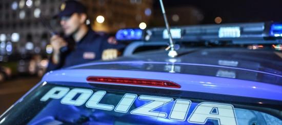 Attentato esplosivo devasta l’ingresso di un’abitazione
