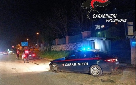 Carabinieri denunciano due uomini per possesso di droga e armi