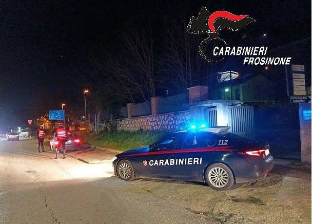 Carabinieri denunciano due uomini per possesso di droga e armi