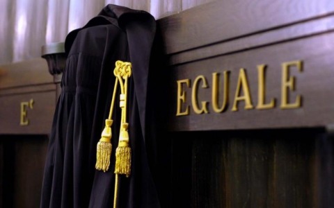 Condannata una donna per abusi sul figlio del compagno