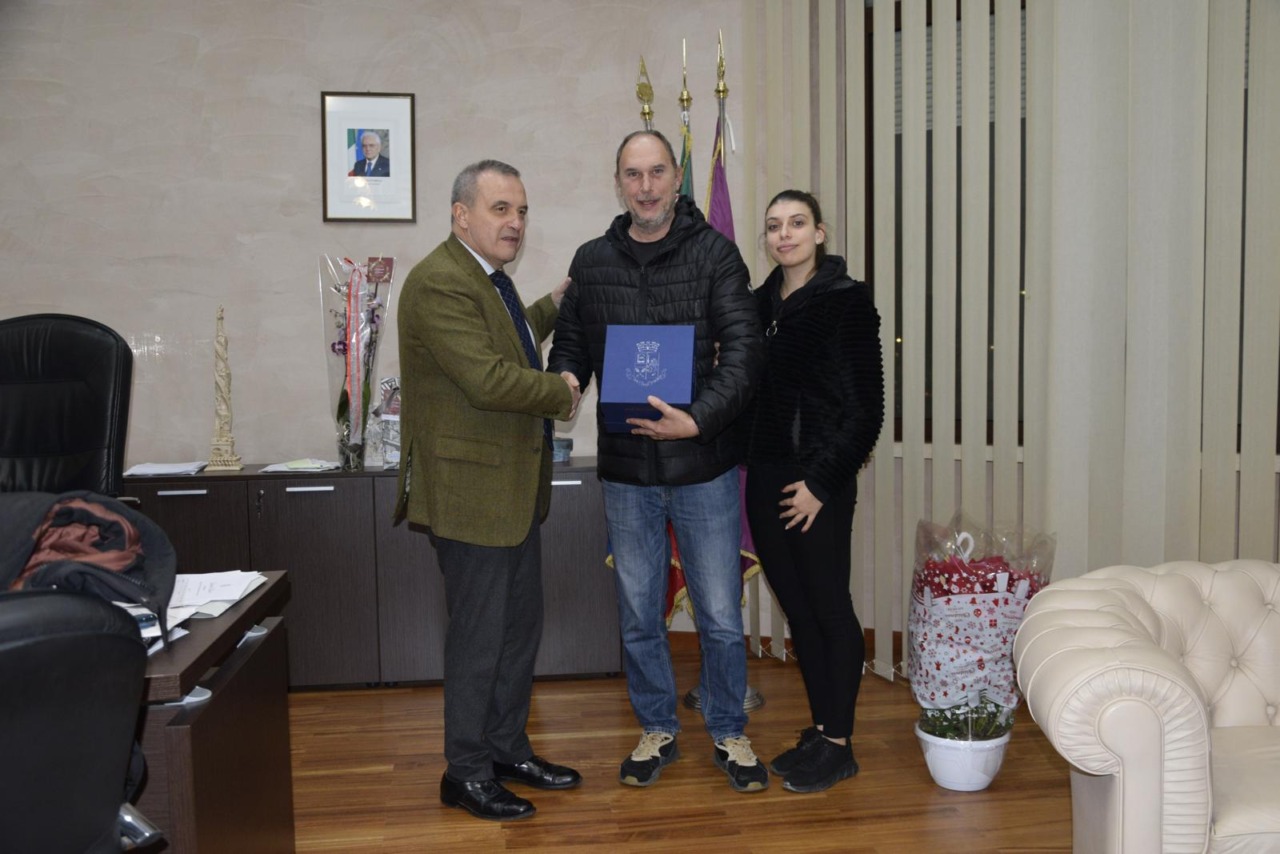 Consegna dei panettoni solidali nel Piano “Marco Valerio”