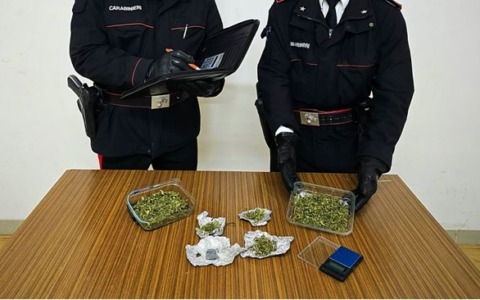 Denunciato il titolare di un negozio per possesso di hashish e marijuana