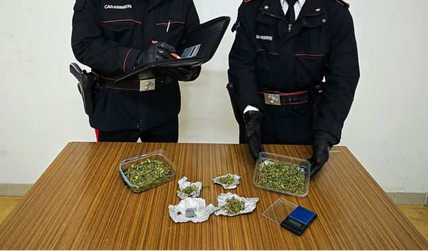 Denunciato il titolare di un negozio per possesso di hashish e marijuana